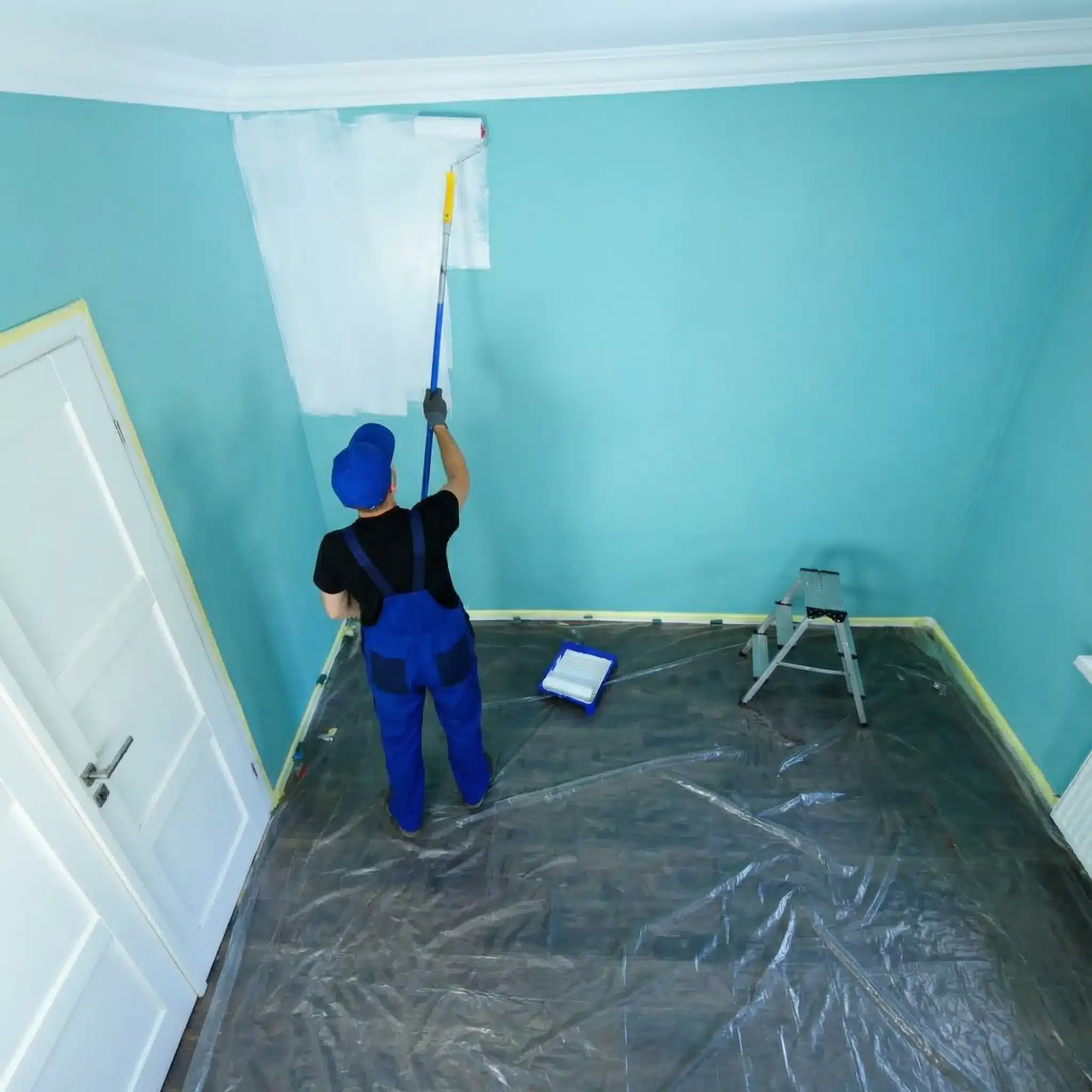 Pintor pintando pared